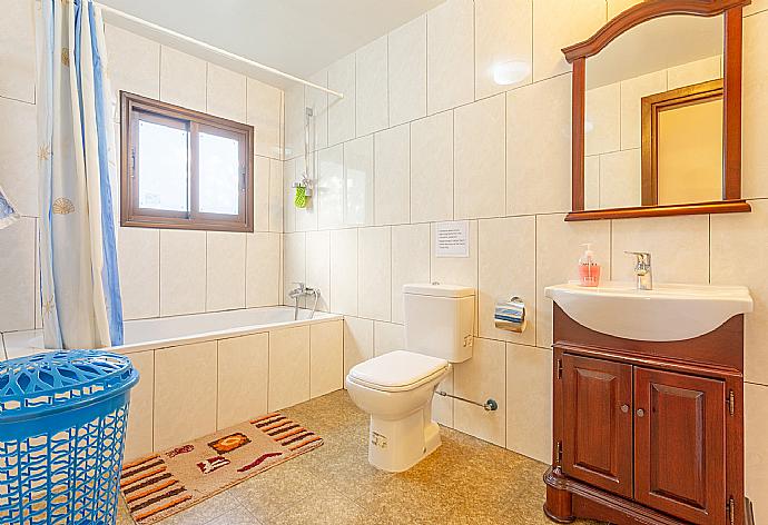 Family bathroom with bath and shower . - Villa Kinousa 1 . (Fotogalerie) }}