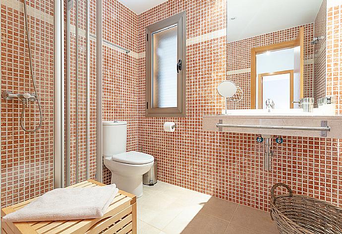 Family bathroom with shower . - Villa Domingo . (Galerie de photos) }}