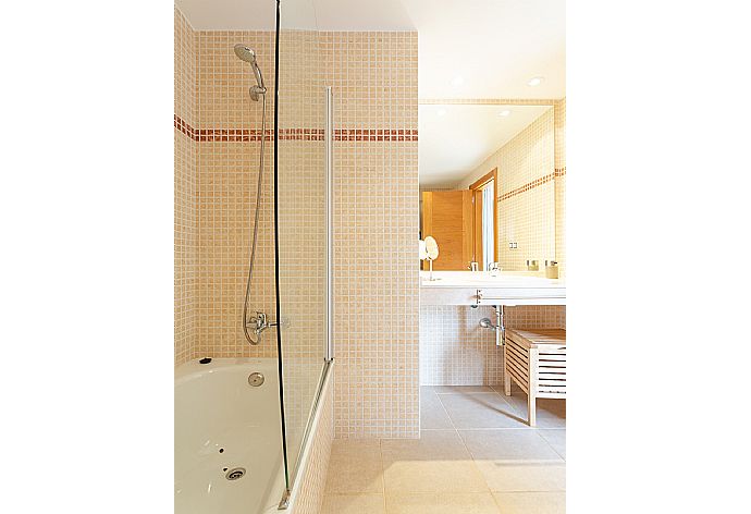 En suite bathroom with bath and shower . - Villa Domingo . (Galleria fotografica) }}