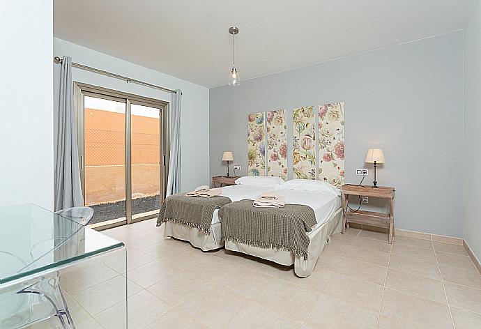 Twin bedroom with terrace access . - Villa Domingo . (Galerie de photos) }}