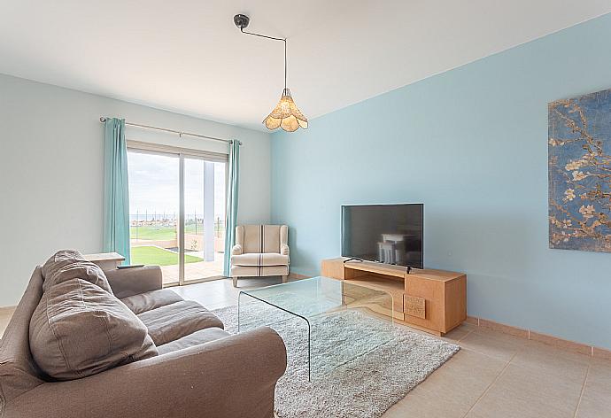 Living room with sofas, dining area, WiFi internet, satellite TV, and pool terrace access . - Villa Barquetta . (Galleria fotografica) }}