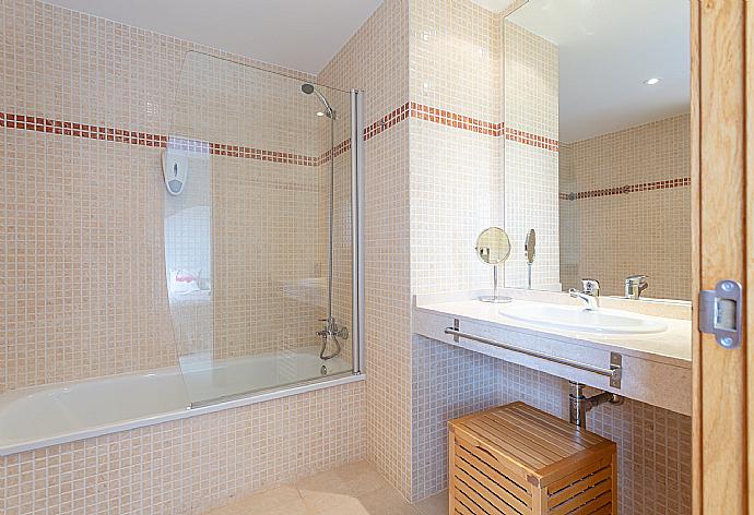 En suite bathroom with bath and shower . - Villa Barquetta . (Galleria fotografica) }}