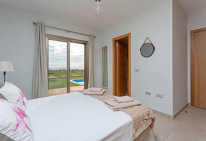 Double bedroom with en suite bathroom and pool terrace access . - Villa Barquetta . (Fotogalerie) }}