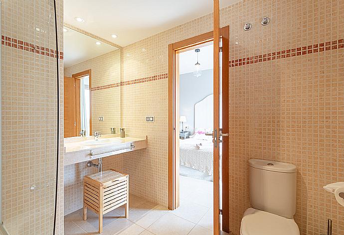 En suite bathroom with bath and shower . - Villa Barquetta . (Galerie de photos) }}