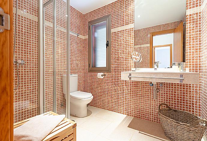 Family bathroom with shower . - Villa Barquetta . (Photo Gallery) }}