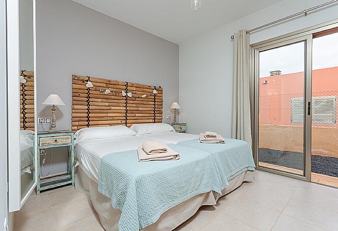 Twin bedroom with terrace access . - Villa Barquetta . (Galleria fotografica) }}