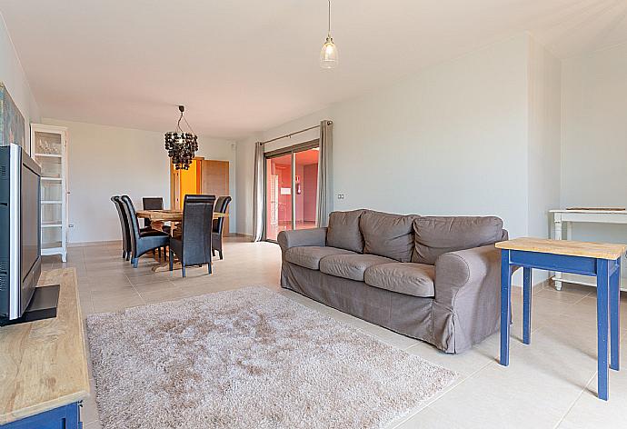 Living room with sofas, dining area, WiFi internet, satellite TV, and pool terrace access . - Villa Siesta . (Galería de imágenes) }}