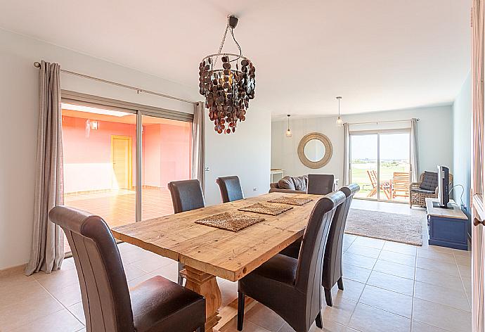 Living room with sofas, dining area, WiFi internet, satellite TV, and pool terrace access . - Villa Siesta . (Galería de imágenes) }}