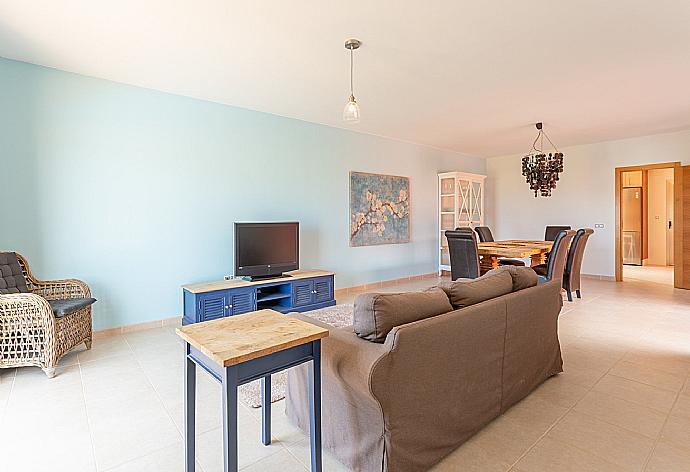 Living room with sofas, dining area, WiFi internet, satellite TV, and pool terrace access . - Villa Siesta . (Fotogalerie) }}