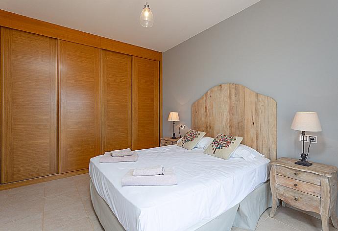 Double bedroom with en suite bathroom and pool terrace access . - Villa Siesta . (Galleria fotografica) }}