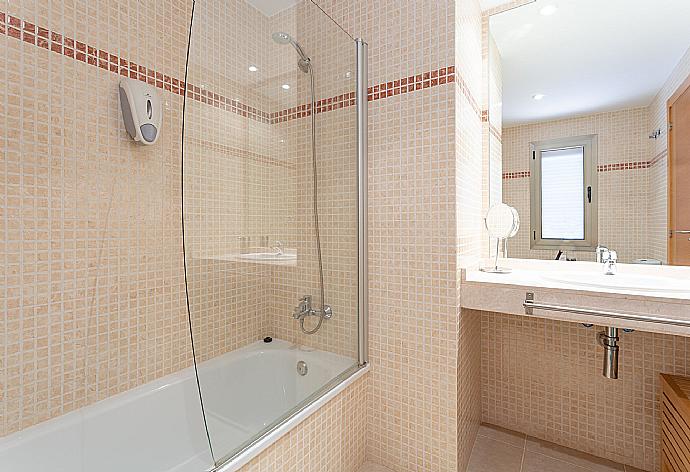 En suite bathroom with bath and shower . - Villa Siesta . (Galerie de photos) }}