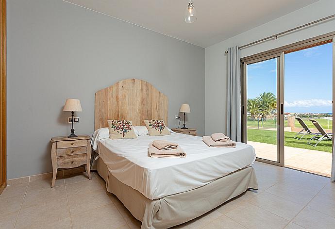 Double bedroom with en suite bathroom and pool terrace access . - Villa Siesta . (Galerie de photos) }}