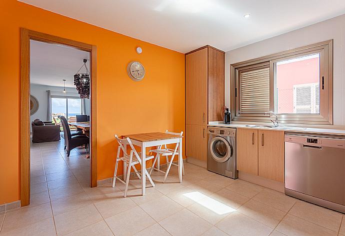 Equipped kitchen . - Villa Siesta . (Galerie de photos) }}