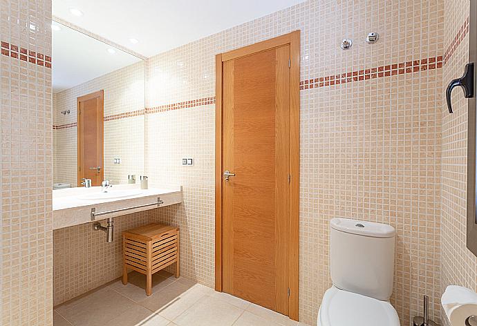 En suite bathroom with bath and shower . - Villa Siesta . (Galleria fotografica) }}