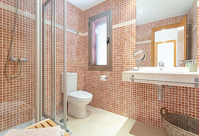 Family bathroom with shower . - Villa Siesta . (Photo Gallery) }}