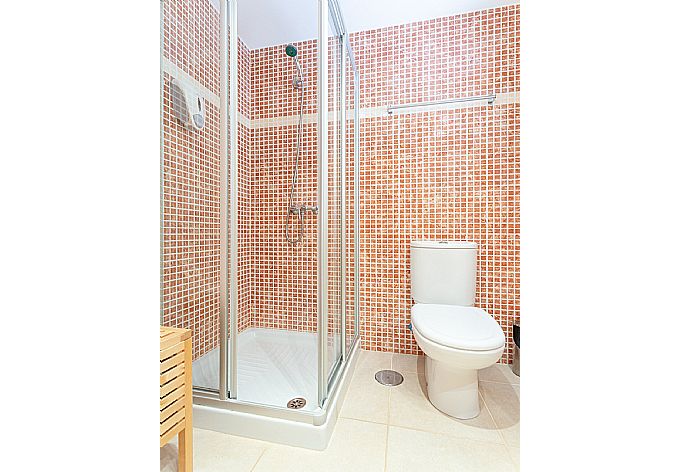 Family bathroom with shower . - Villa Siesta . (Galleria fotografica) }}