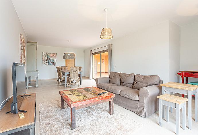 Living room with sofas, dining area, WiFi internet, satellite TV, and pool terrace access . - Villa Almar . (Galleria fotografica) }}