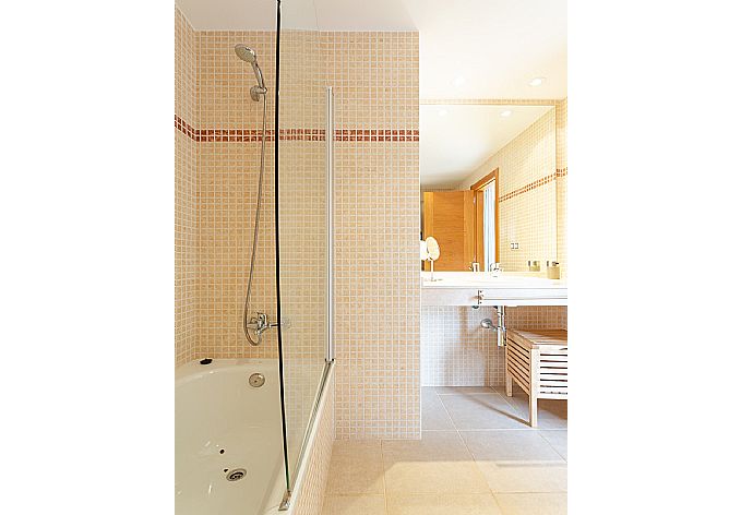 En suite bathroom with bath and shower . - Villa Almar . (Galleria fotografica) }}