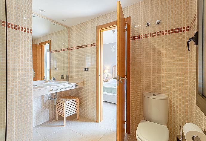 En suite bathroom with bath and shower . - Villa Almar . (Fotogalerie) }}