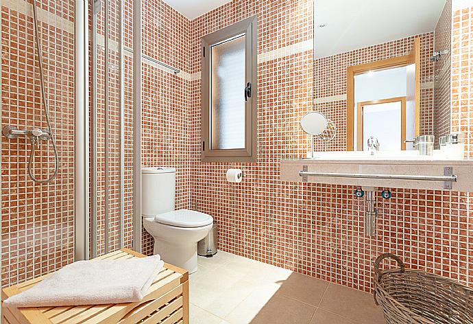 Family bathroom with shower . - Villa Almar . (Galerie de photos) }}