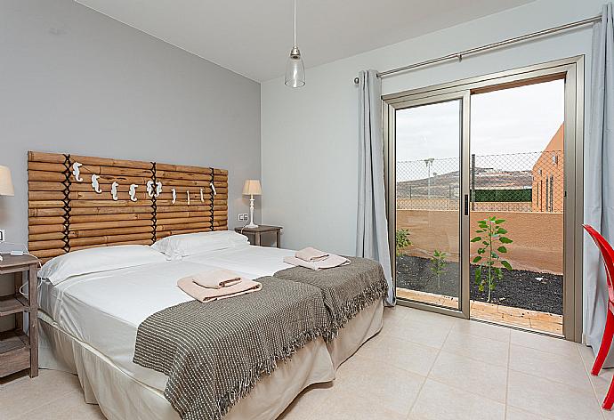 Twin bedroom with terrace access . - Villa Almar . (Photo Gallery) }}