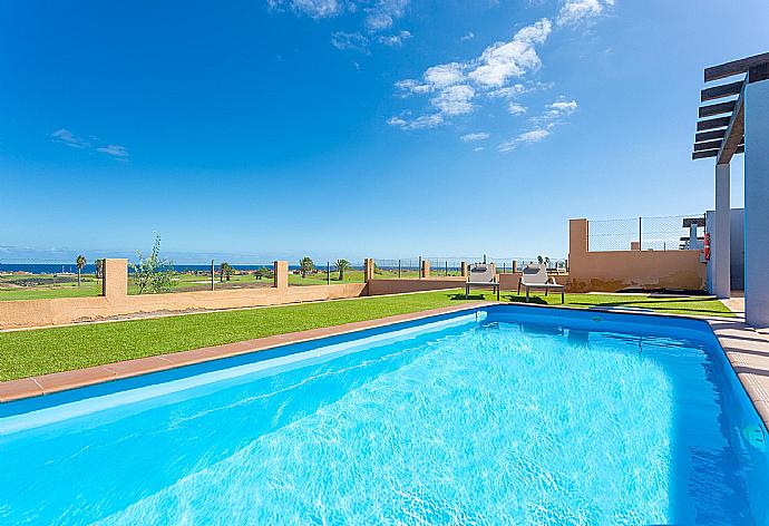 Private pool and terrace with sea views . - Villa Tahiche . (Fotogalerie) }}