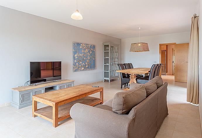 Living room with sofas, dining area, WiFi internet, satellite TV, and pool terrace access . - Villa Tahiche . (Galleria fotografica) }}
