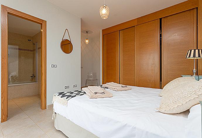 Double bedroom with en suite bathroom and pool terrace access . - Villa Tahiche . (Photo Gallery) }}