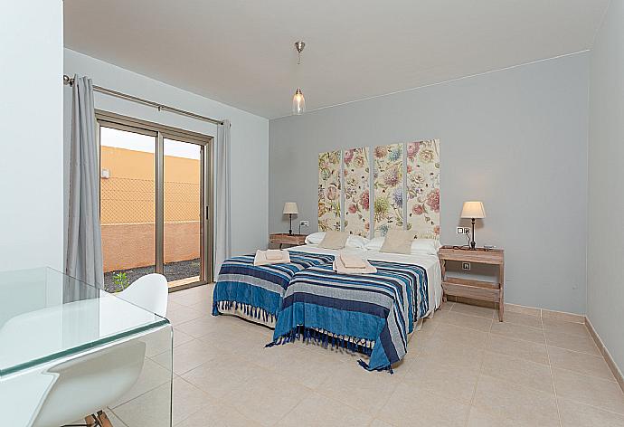 Twin bedroom with terrace access . - Villa Tahiche . (Galerie de photos) }}
