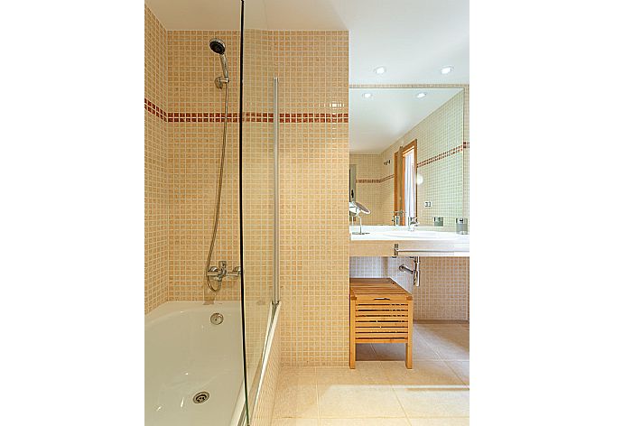 En suite bathroom with bath and shower . - Villa Tahiche . (Galleria fotografica) }}