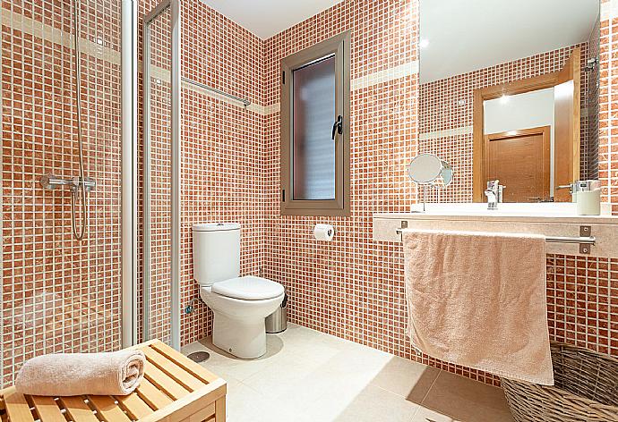 Family bathroom with shower . - Villa Tahiche . (Photo Gallery) }}