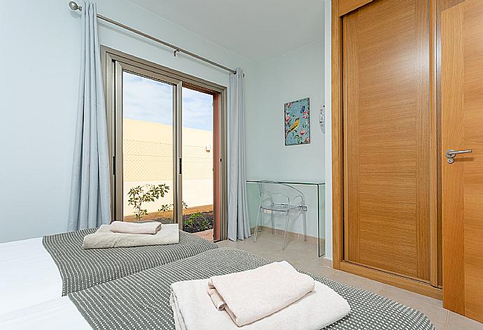 Twin bedroom with terrace access . - Villa Oceano . (Photo Gallery) }}