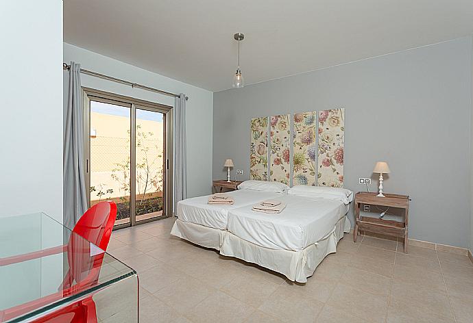 Twin bedroom with terrace access . - Villa Oceano . (Photo Gallery) }}