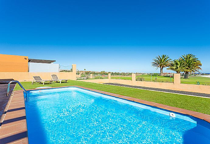 Private pool and terrace with sea views . - Villa Tamarindos . (Fotogalerie) }}