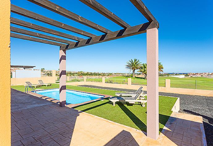 Private pool and terrace with sea views . - Villa Tamarindos . (Galerie de photos) }}