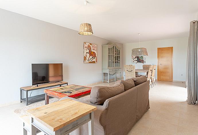 Living room with sofas, dining area, WiFi internet, satellite TV, and pool terrace access . - Villa Tamarindos . (Fotogalerie) }}