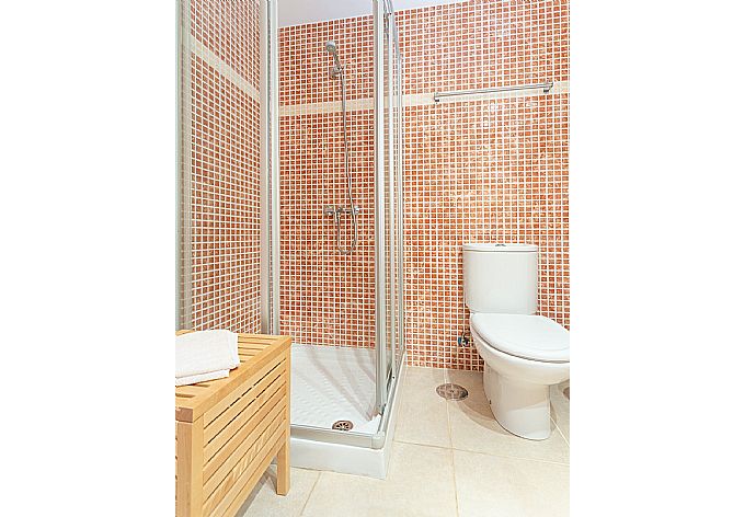 Family bathroom with shower . - Villa Tamarindos . (Photo Gallery) }}