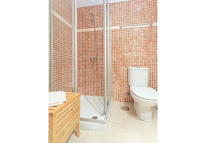 Family bathroom with shower . - Villa Tamarindos . (Photo Gallery) }}