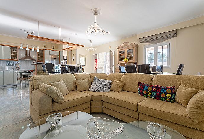 Open-plan living room with sofas, WiFi Internet, Satellite TV and dining area. . - Villa Psaropouli . (Galleria fotografica) }}