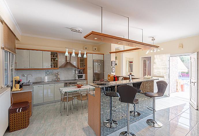  Equipped kitchen and open plan dining area. . - Villa Psaropouli . (Galerie de photos) }}