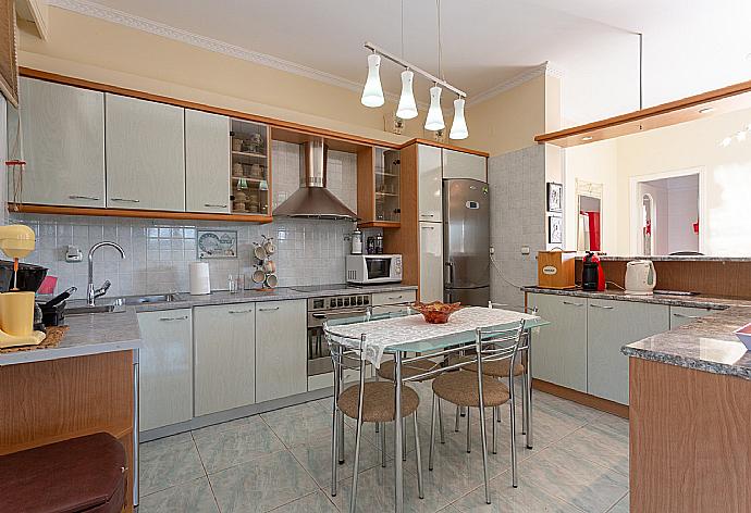  Equipped kitchen and open plan dining area. . - Villa Psaropouli . (Galleria fotografica) }}