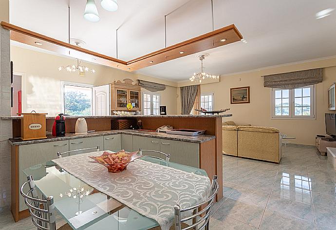  Equipped kitchen and open plan dining area. . - Villa Psaropouli . (Fotogalerie) }}