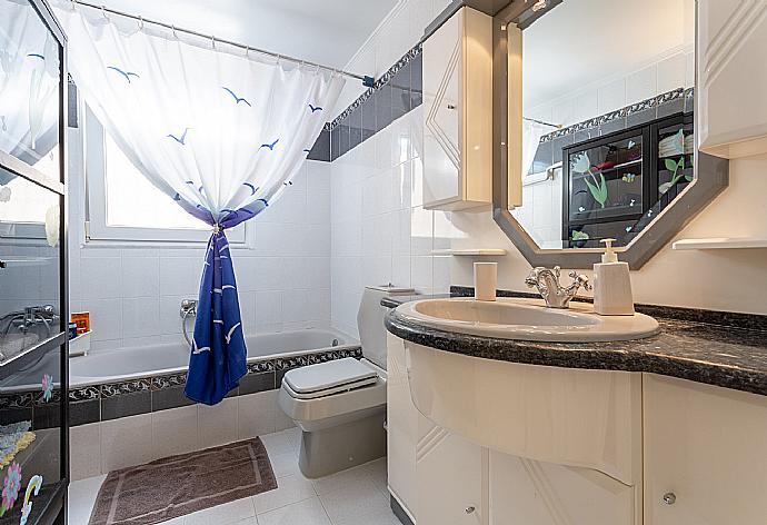 Family bathroom with bath and shower . - Villa Psaropouli . (Fotogalerie) }}