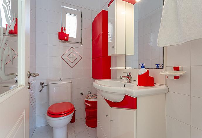 Family bathroom. W/C. . - Villa Psaropouli . (Photo Gallery) }}