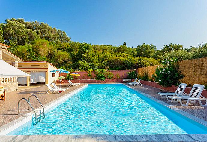 Private pool with terrace area . - Villa Psaropouli . (Галерея фотографий) }}