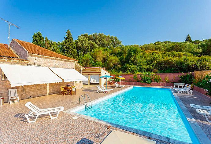 Private pool with terrace . - Villa Psaropouli . (Галерея фотографий) }}