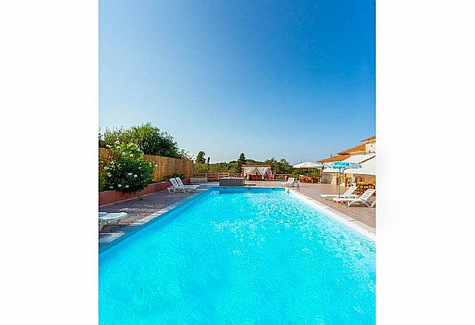 Private pool with terrace area . - Villa Psaropouli . (Galerie de photos) }}