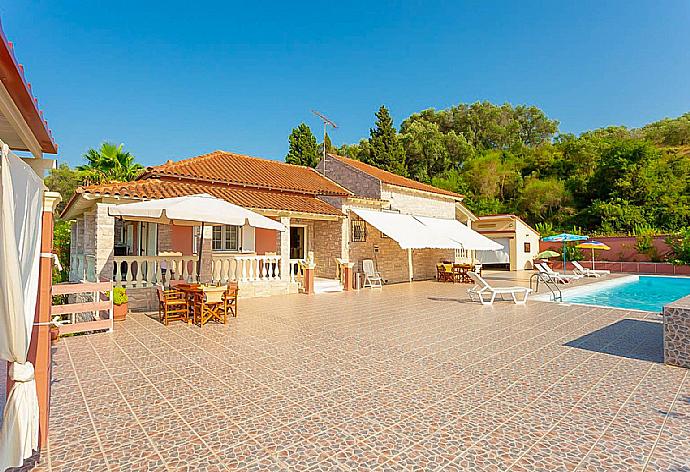 Private pool with terrace . - Villa Psaropouli . (Fotogalerie) }}