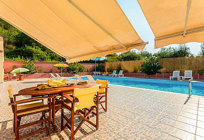 Outdoor dining area . - Villa Psaropouli . (Fotogalerie) }}