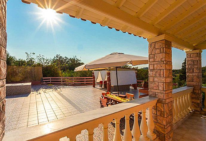 Outdoor sheltered patio . - Villa Psaropouli . (Fotogalerie) }}